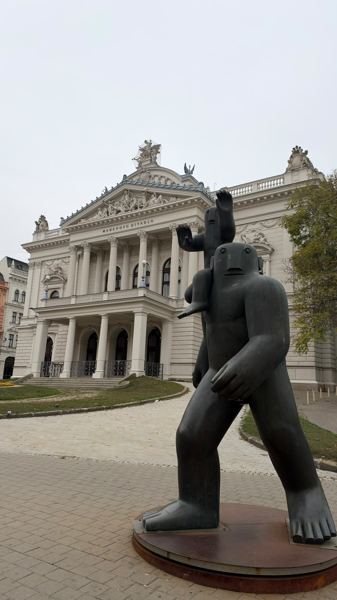 Socha Komtura před Mahenovým divadlem