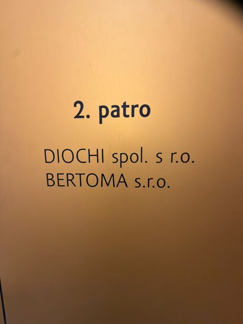 Označení u dveří klubu